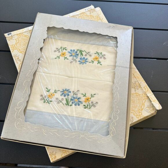 Vintage Floral Embroidered Linen Set of 2 pillowcases 1923 - Picture 4 of 7